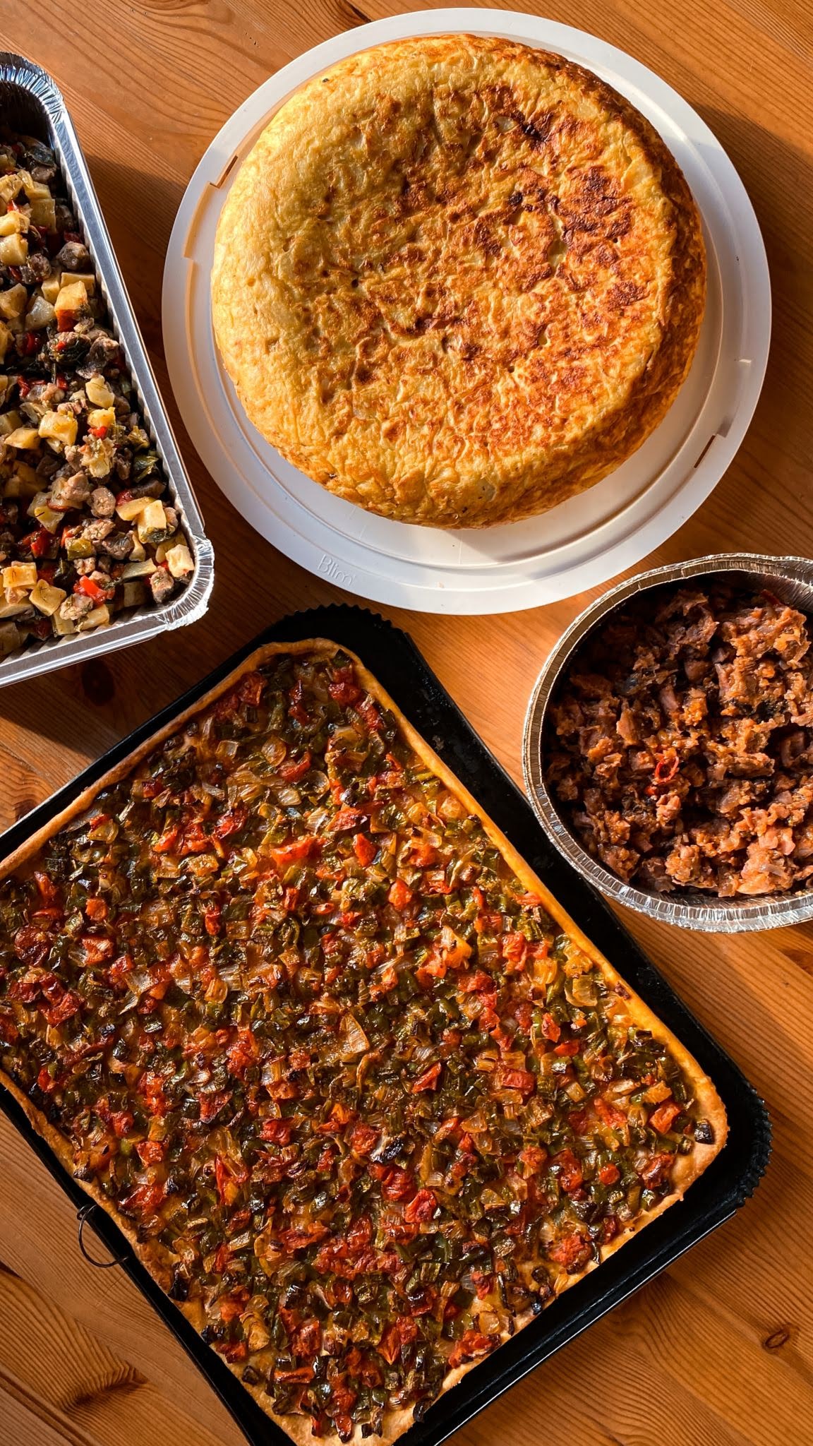 Tortilla, coca de verduras y platos caseros preparados por Ses Nines